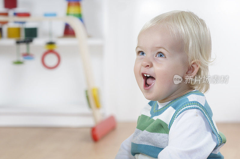 表情丰富的白人男婴/幼童